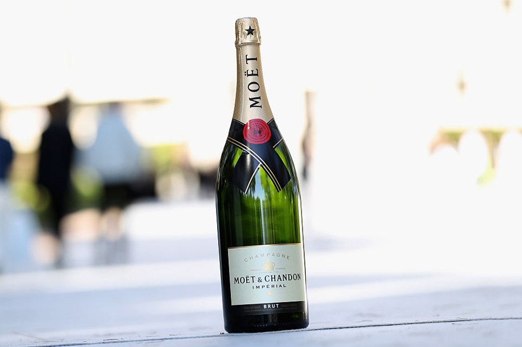 SI_470_Oráculo_Conexões_1 Imagem de uma garrafa de Moët & Chandon em fundo desfocado.