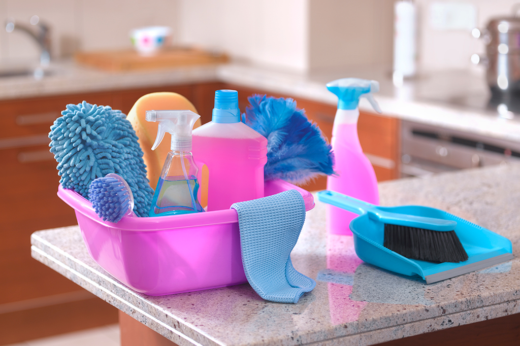 Foto de equipamento de limpeza na cozinha.