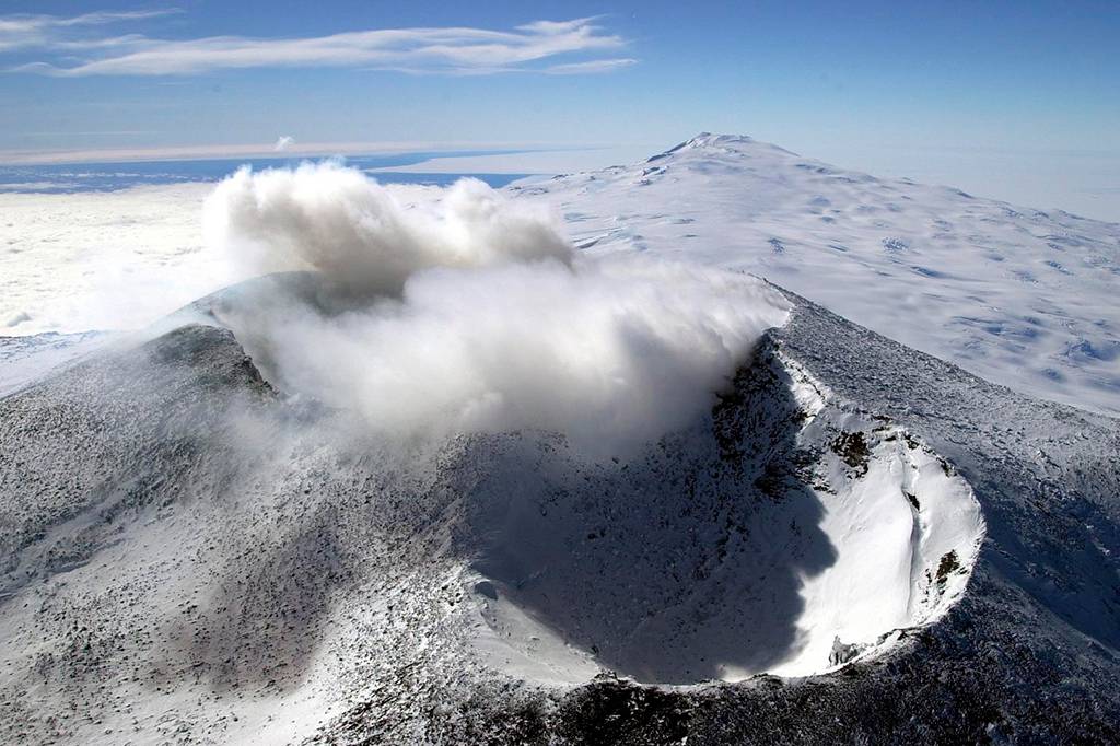 Derretimento do gelo da Antártida pode causar a erupção de 100 vulcões escondidos