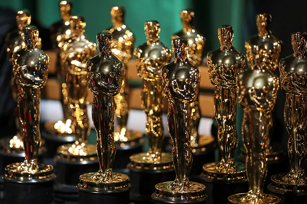 Foto de várias estatueta do Oscar.