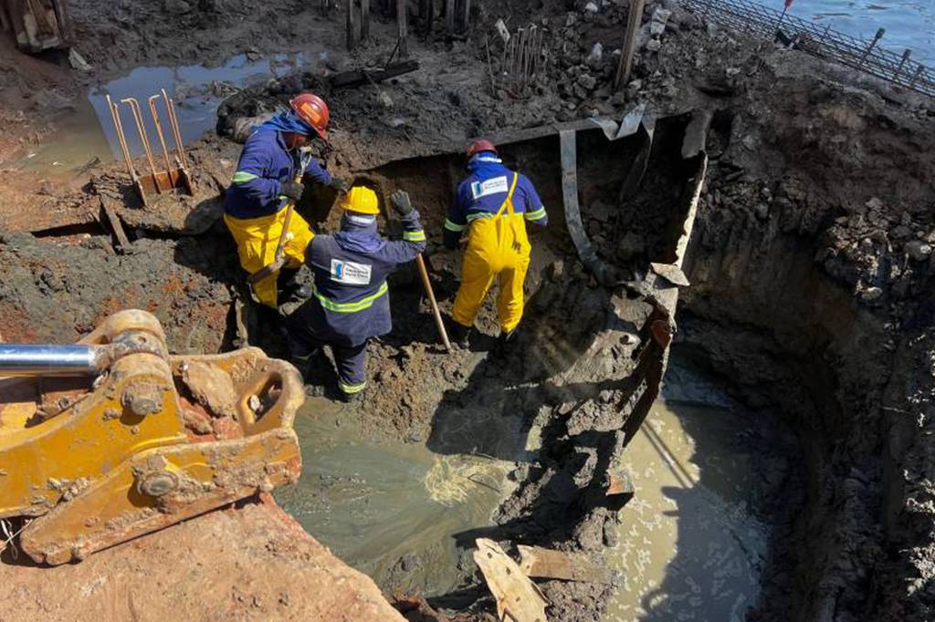 Arqueologia: proa de embarcação metálica é retirada de obra da COP 30, em Belém