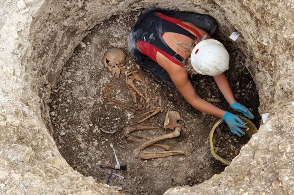 Mapeamento genético de cemitério de 2 mil anos revela sociedade ‘matrilocal’ na Inglaterra