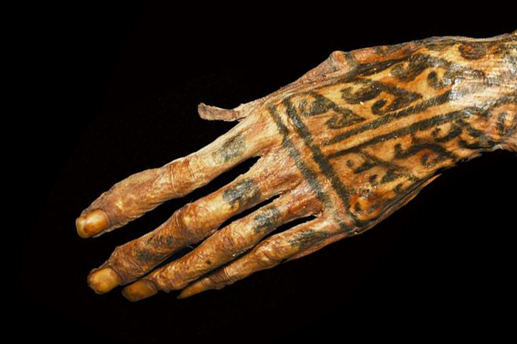 Tatuagens milenares: cientistas revelam figuras tatuadas em múmias peruanas