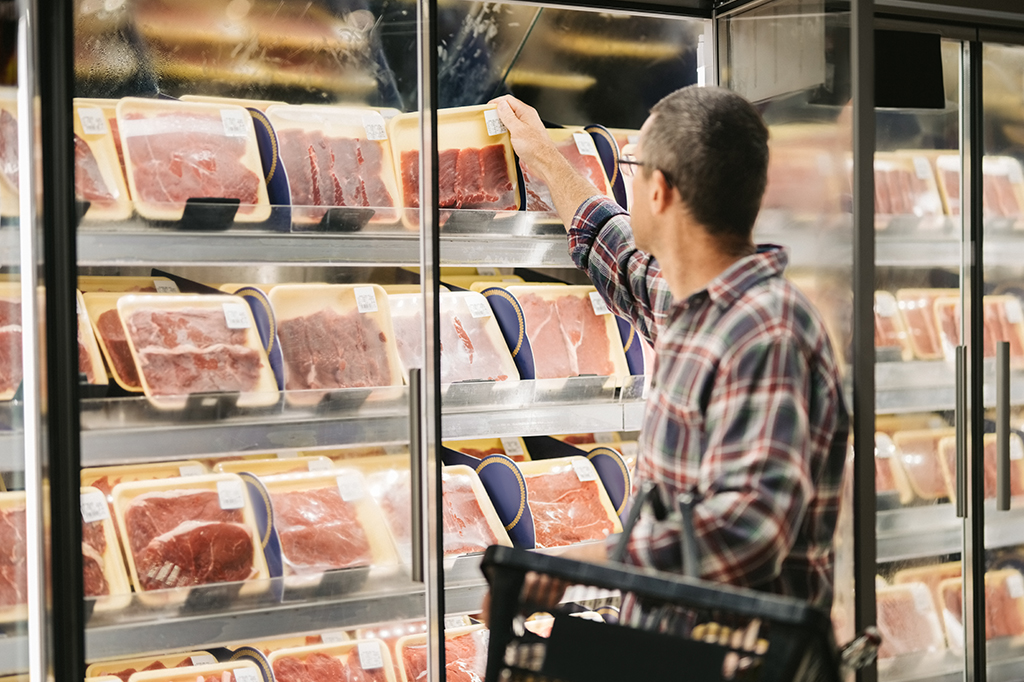 Carne vermelha ultraprocessada pode aumentar risco de demência, mostra estudo