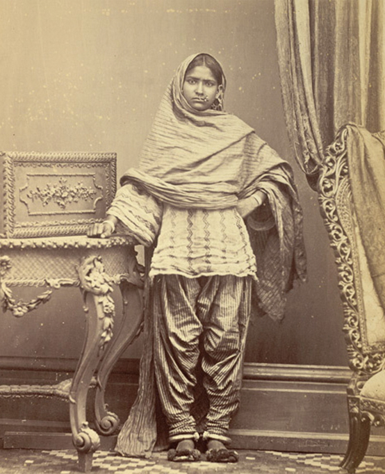 2701-pijamas-layout_site1 Mulher hindu, em Sind, Índia, de pijama estilo shalwar, 1870.