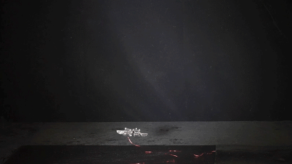 Gif de um mosquito-robô voando.