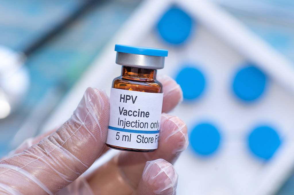 Vacina do HPV zera mortes por câncer de colo do útero entre mulheres jovens na Inglaterra
