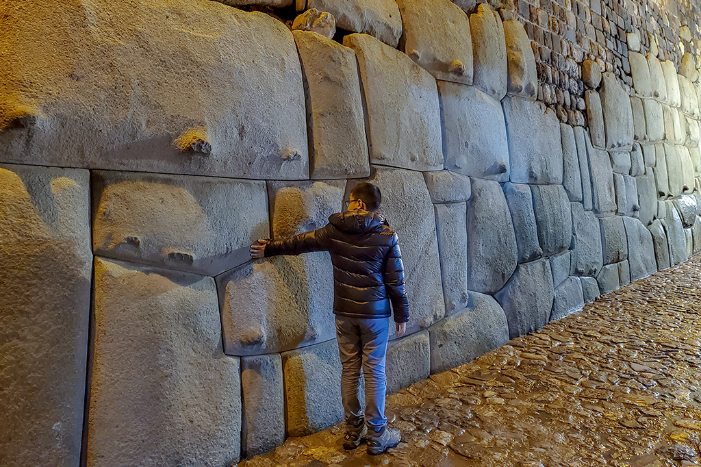 O que é a “pedra dos 12 ângulos”, patrimônio inca que foi vandalizado