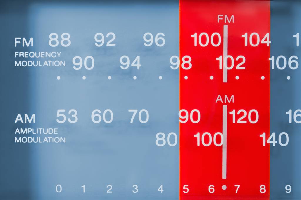 Por que as frequências de rádio FM só vão de 80 a 110, aproximadamente?