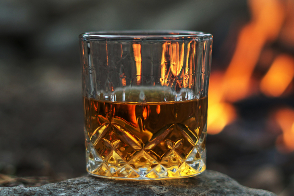 Dá para envelhecer uísque artificialmente?