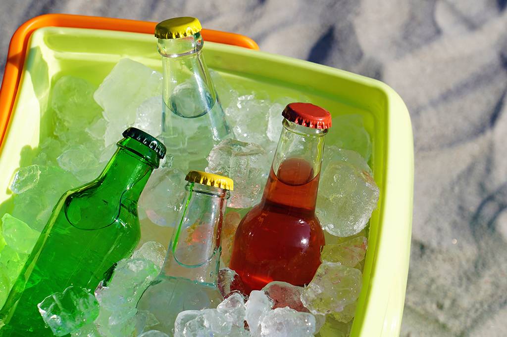 Colocar sal no gelo faz as bebidas gelarem mais rápido?
