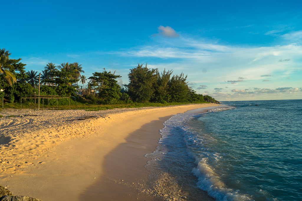 Fotografia da praia de Aiwo que é a principal orla de Nauru.