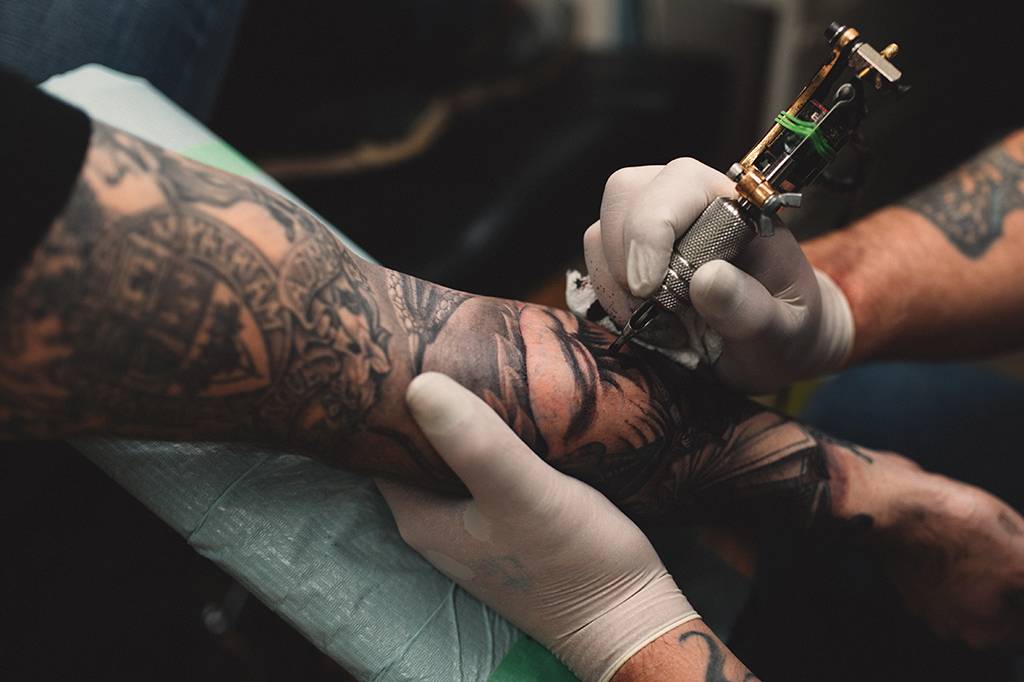 Tatuagens, toxinas e o sistema imune: o que você precisa saber antes de fazer uma