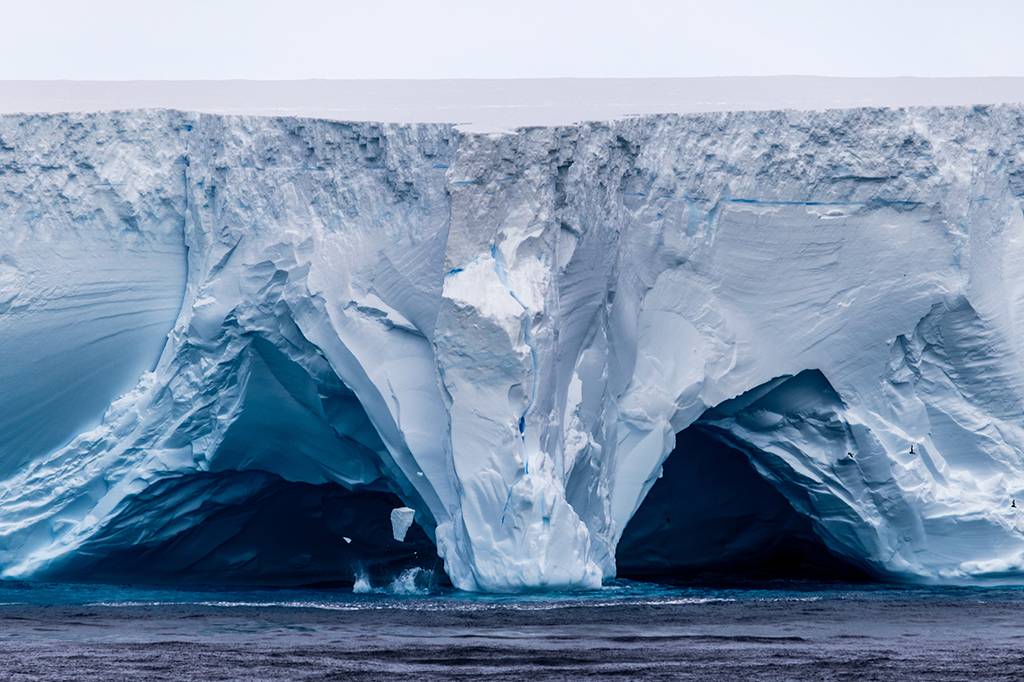 Maior iceberg do mundo encalha na Geórgia do Sul, uma ilha próxima à Antártida