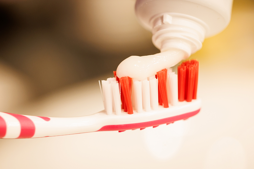 Fotografia de uma escova de dentes com pasta de dente.