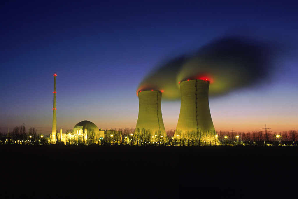 Fotografia de Torres de resfriamento à noite, usina nuclear.