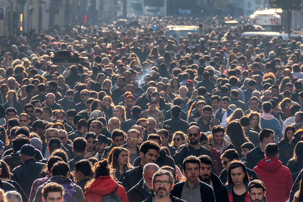 Fotografia da famosa rua Istiklal no distrito de Beyoglu, em Istambul, Turquia.