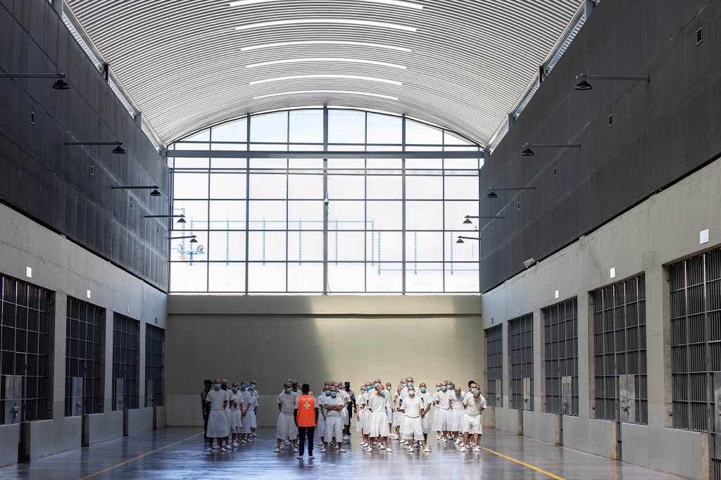 Fotografia da pris&atilde;o de seguran&ccedil;a m&aacute;xima do Terrorism Containment Center (CECOT) em Tecoluca, El Salvador., onde os presos se exercitam durante uma visita humanit&aacute;ria ao centro de confinamento.