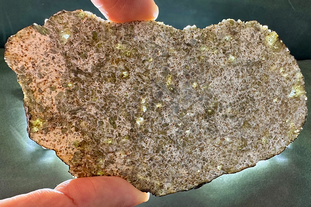 Meteorito estranho pode ser relíquia de planeta que não existe mais, segundo pesquisadora