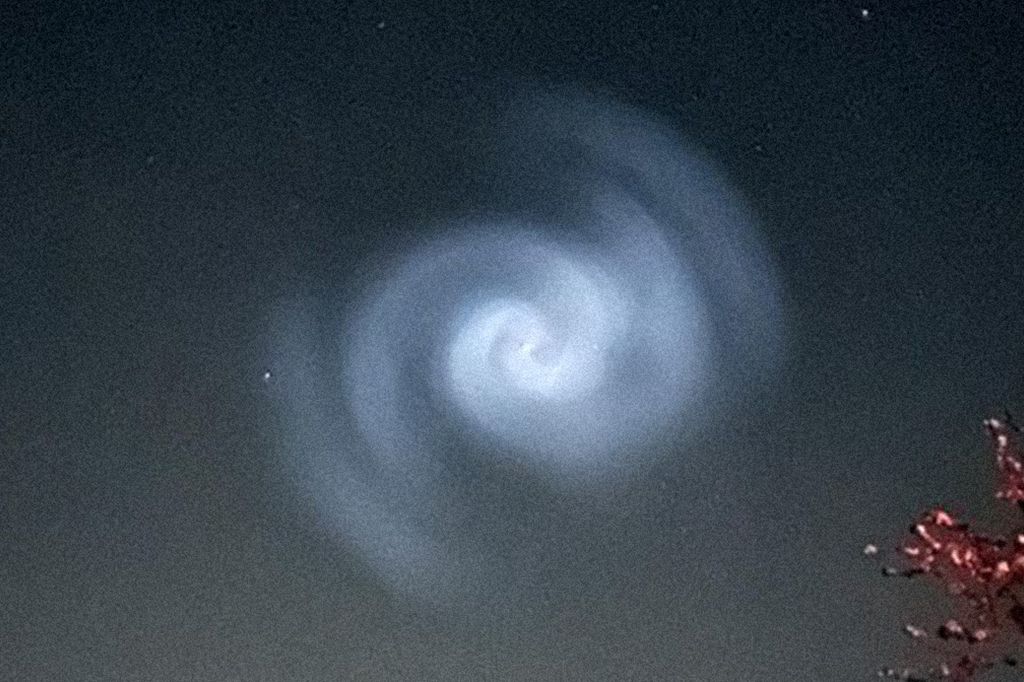 Luz azul em formato espiral aparece no céu da Europa; veja explicação científica