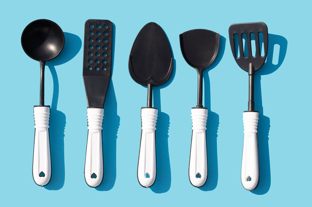 Imagem, em fundo azul claro, de espátulas de cozinha.