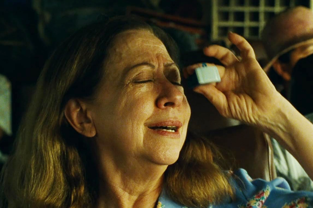 SI_473_Oráculo_Conexões_4 Imagem de uma mulher emocionada usando um monóculo.