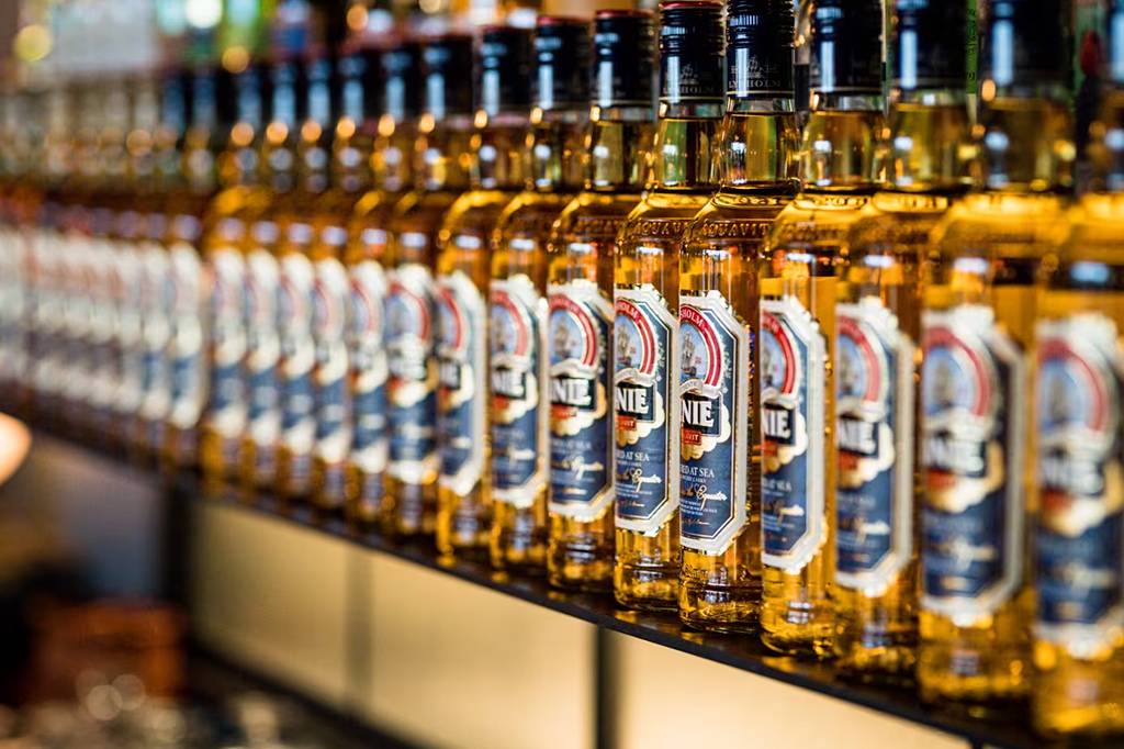 Aquavit: conheça a bebida nórdica que atravessa a Linha do Equador duas vezes para ser feita