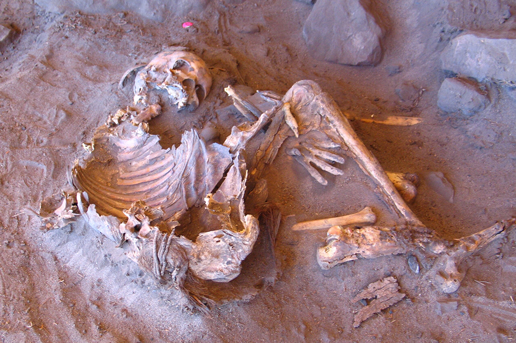 0604-Saara-SITE Fotografia de uma múmia natural de 7.000 anos encontrada no abrigo rochoso de Takarkori (Individual H1) no sul da Líbia.