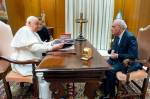 Papa Francisco E Martin Scorsese conversando no Vaticano.