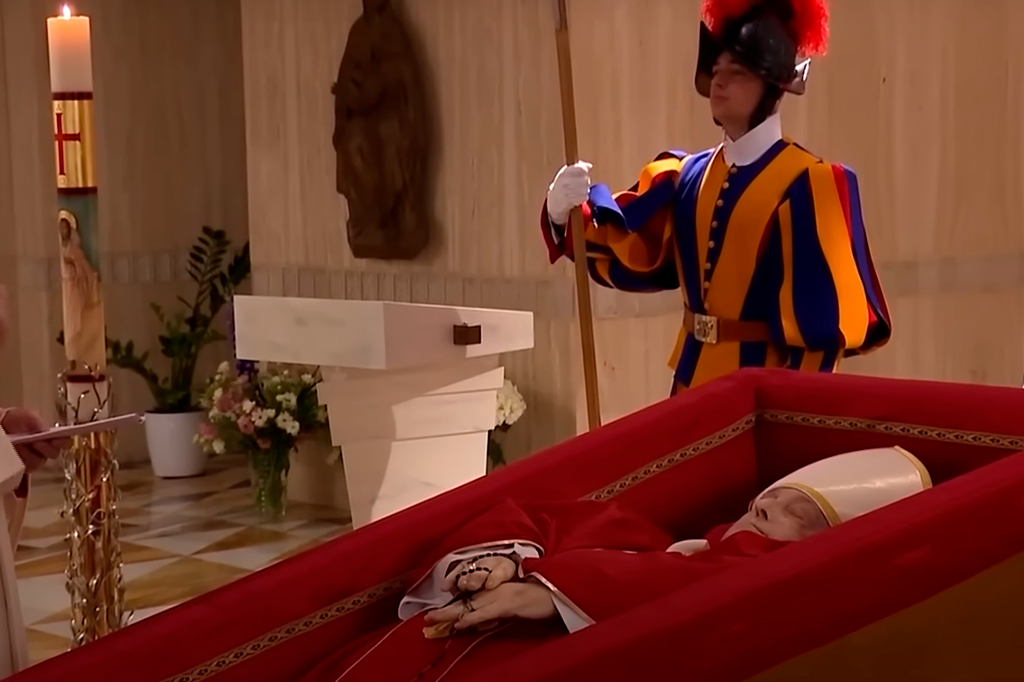 Fotografia do cardeal Pietro Parolin, secretário de Estado do Vaticano, está perto do corpo do Papa Francisco, colocado em um caixão aberto durante o rito da declaração de morte na residência de Santa Marta, no Vaticano, em 21 de abril de 2025