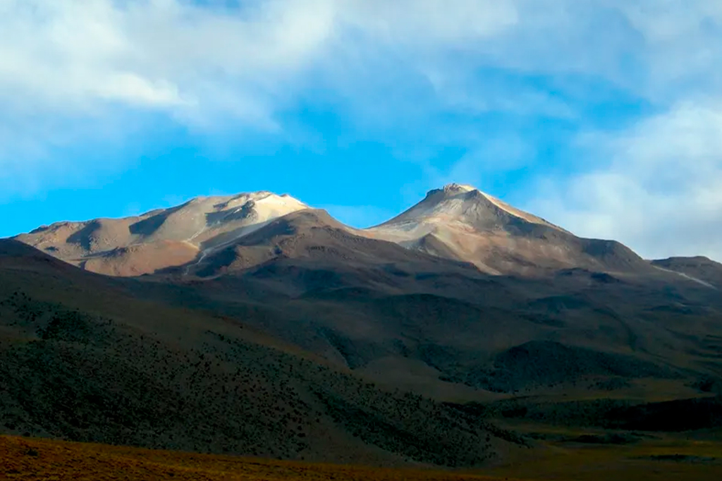 Fotografia de Uturuncu um dos muitos vulcões do Altiplano boliviano que se encontram acima do Corpo Magmático Altiplano-Puna.