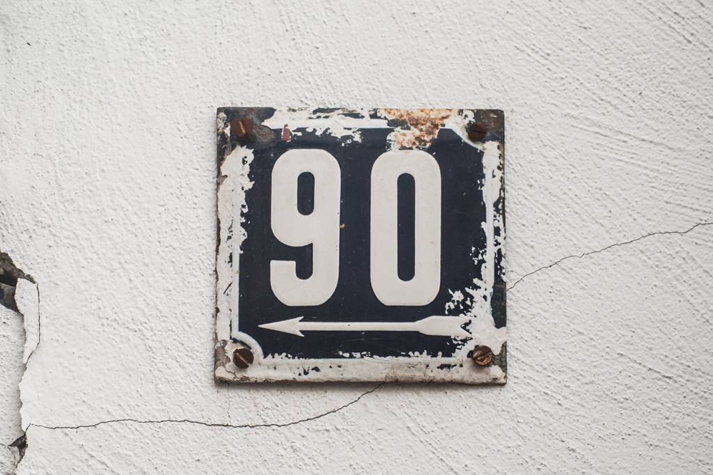 Por que o número 90 em francês é quatre-vingt-dix, que significa (4 x 20) + 10?