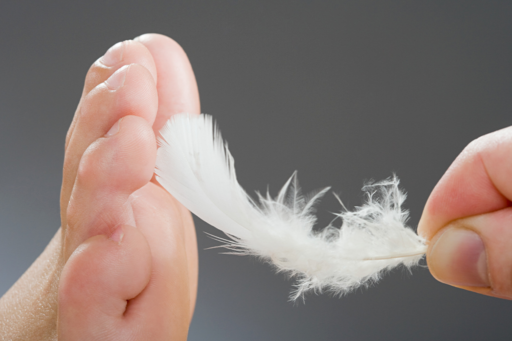 Por que crianças sentem mais cócegas que adultos?