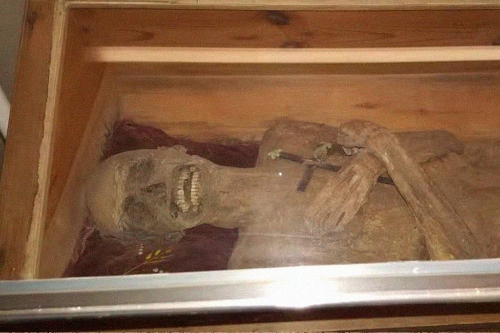Descoberto como múmia de vigário se manteve preservada desde o século 18