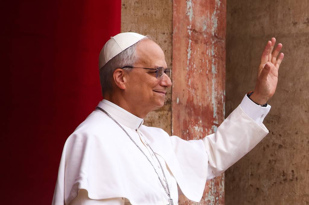 Por que apenas 7 mulheres podem vestir branco diante do Papa?