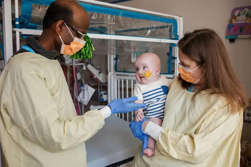 Bebê com rara doença incurável recebe primeira terapia pessoal de edição de genes