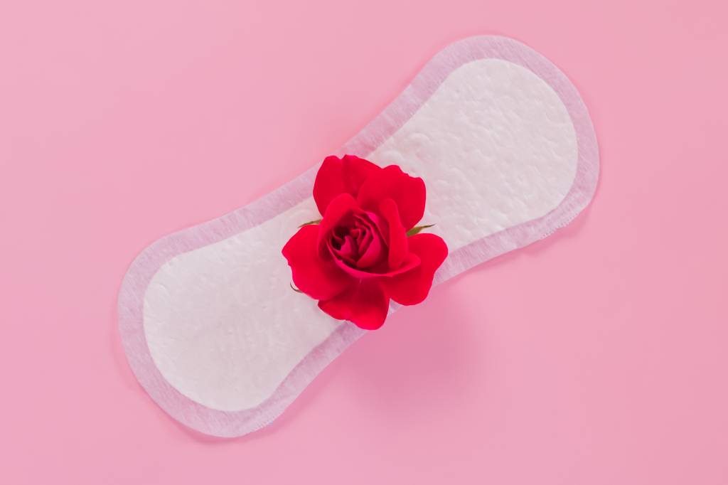 É verdade que os ciclos menstruais sincronizam em mulheres que convivem muito?
