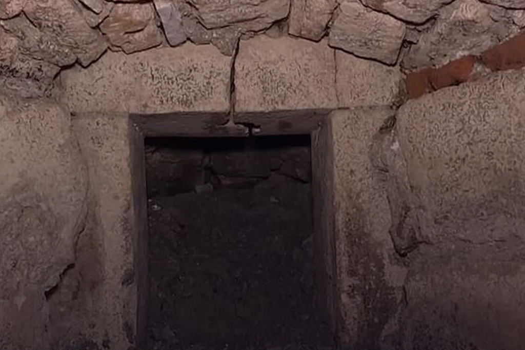 Câmara secreta é descoberta sob castelo ucraniano após 300 anos selada
