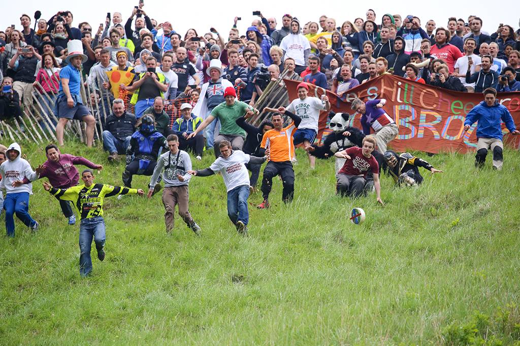 Conheça a insana “Corrida do Queijo”, que termina com hospitalizados todos os anos