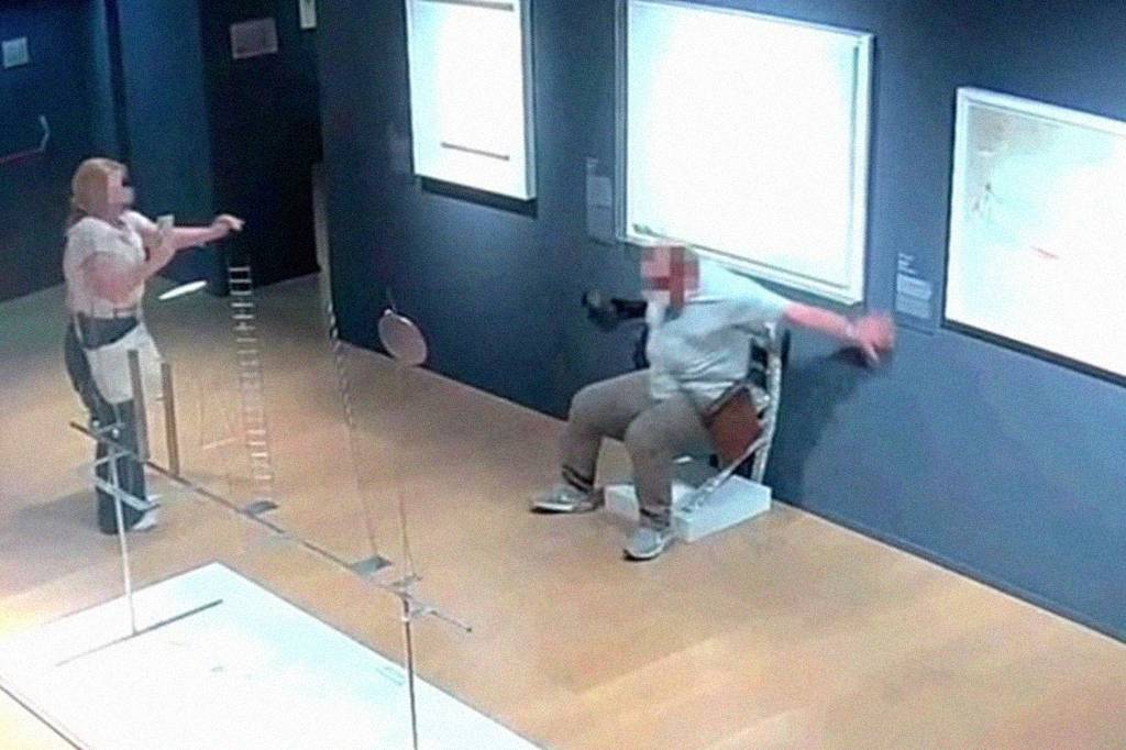 Casal quebra obra de arte ao tentar tirar foto em museu na Itália