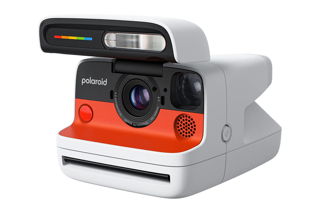 Imagem, em fundo branco, de uma c&acirc;mera fotogr&aacute;fica tipo Polaroid.