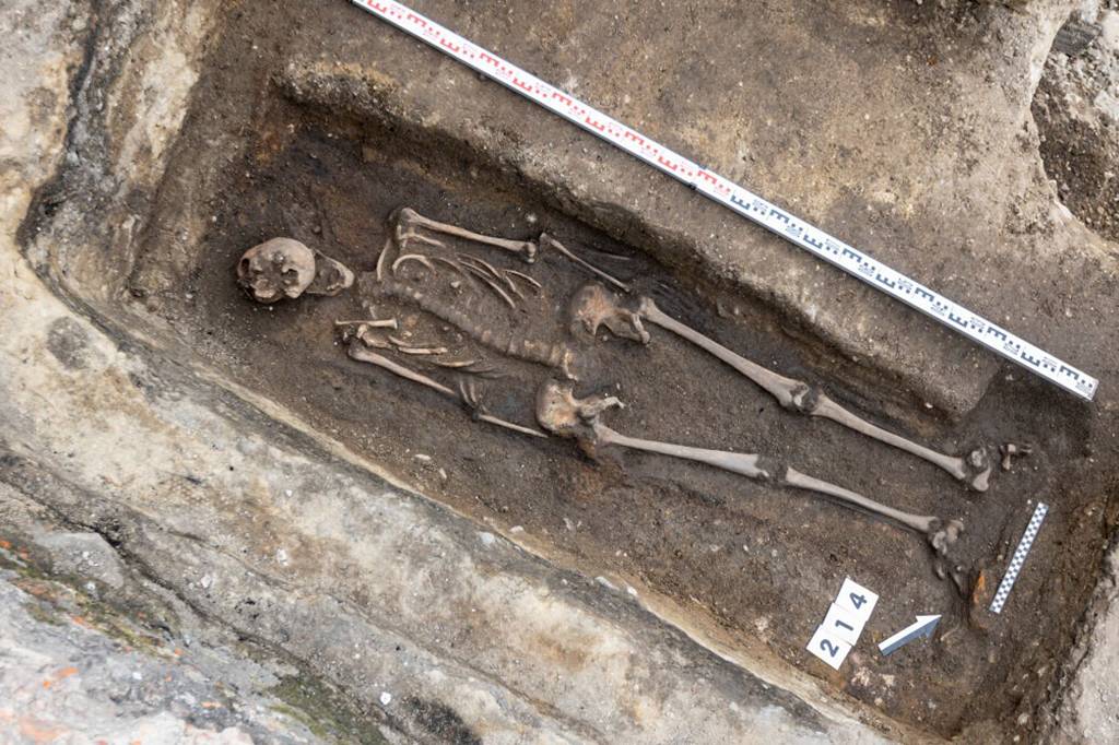 Esqueleto completo de cavaleiro medieval é descoberto sob antiga sorveteria na Polônia