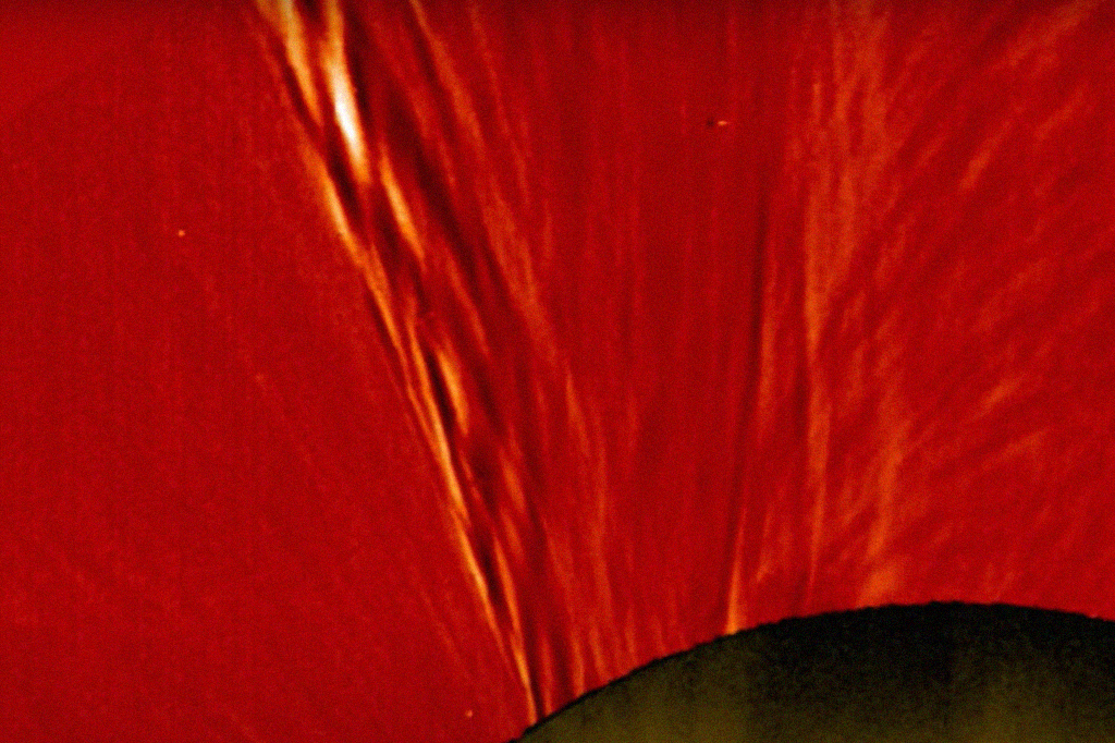 Explosão solar forma “ciclone” de milhões de quilômetros de altura