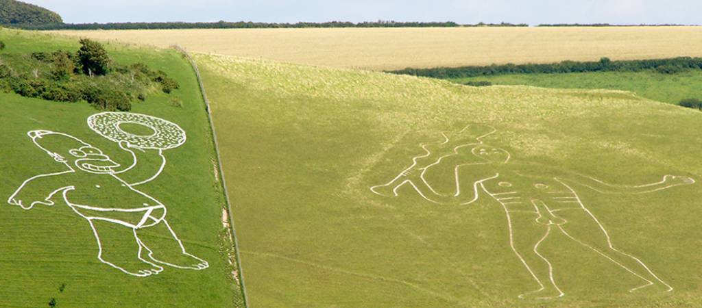 2608-Gigante-layout_site1 Fotografia do Homer Simpson como promoção para o filme Os Simpsons ao lado do Gigante de Cerne Abbas, um monumento milenar com um pênis de 8 metros na Inglaterra.