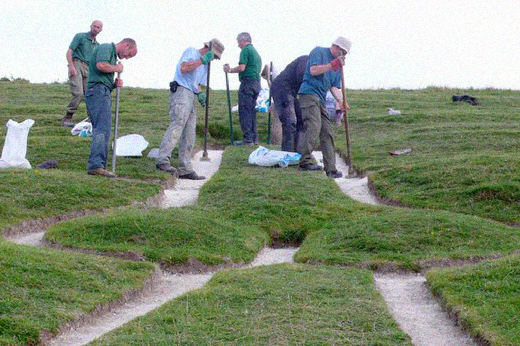 2608-Gigante-layout_site2 Fotografia de homens fazendo a restauração do Gigante de Cerne Abbas.