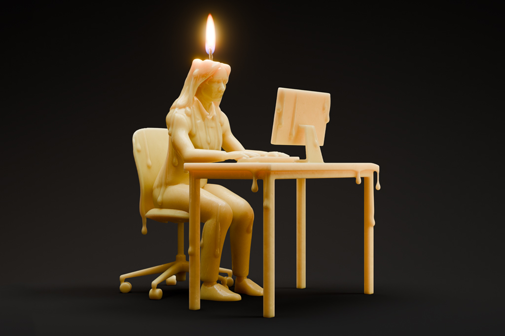 Imagem, em fundo preto, de uma mulher feita de cera com um pavio acesso acima da cabe&ccedil;a. Ela est&aacute; sentada numa cadeira, diante de uma mesa com computador.