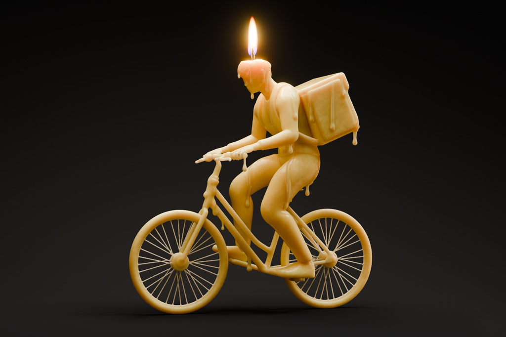Imagem, em fundo preto, de um ciclista feito de cera com um pavio acesso acima da cabe&ccedil;a. Ele est&aacute; pedalando e carregando uma mochila nas costas.
