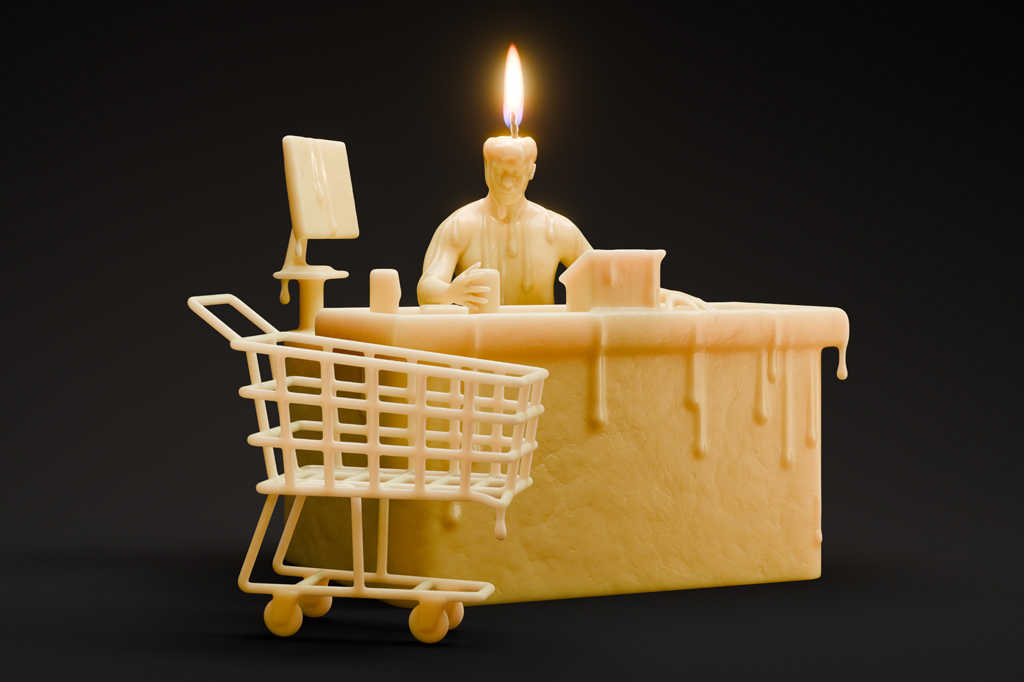 Imagem, em fundo preto, de um rapaz feito de cera com um pavio acesso acima da cabe&ccedil;a. Ele sentado diante de um caixa de supermercado. Em primeiro plano, v&ecirc;-se um carrinho de compras.