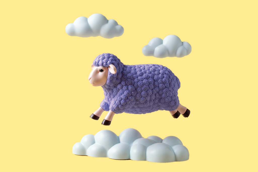 Imagem, em fundo amarelo, de uma ovelha de crochê flutuando entre nuvens.