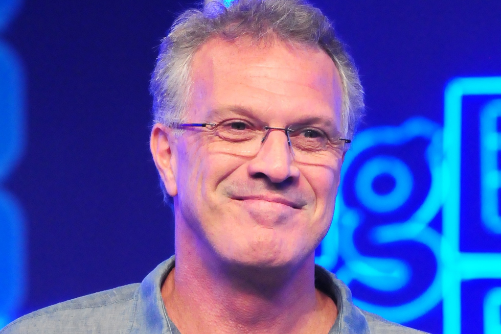 Imagem, em fundo azul, de um homem de cabelos grisalhos, usando &oacute;culos e sorrindo &ndash; jornalista Pedro Bial.